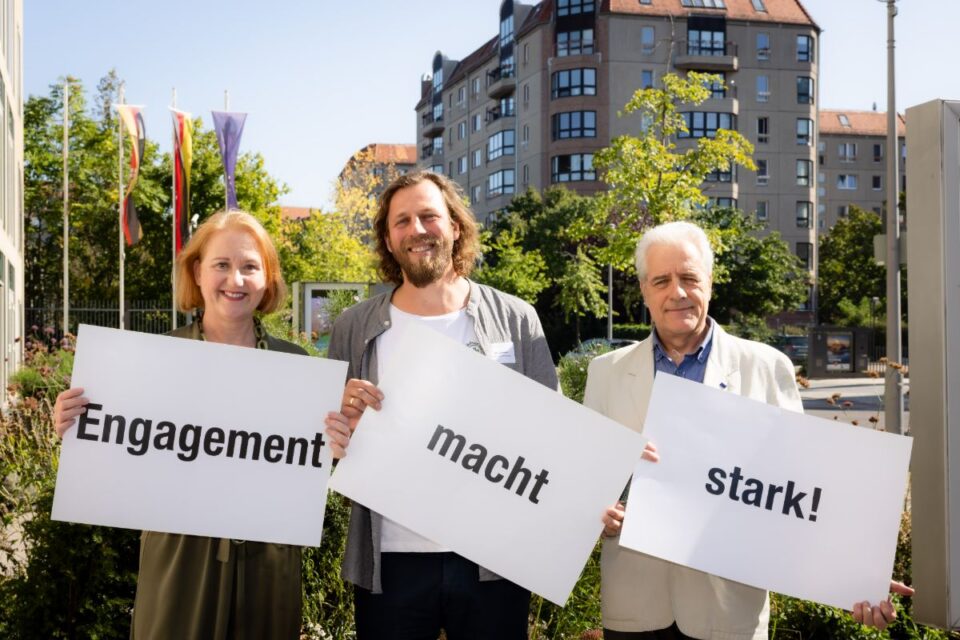 Bundesministerin Lisa Paus, Engagement-Botschafter 2024 Samuel Drews und Rainer Hub, Vorsitzender des BBE-Sprecher*innenrats