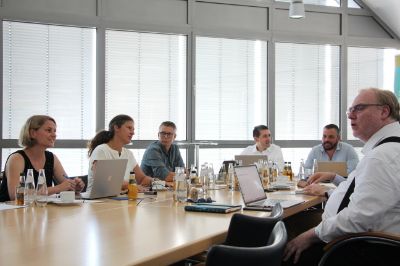 Die Jury bei reger Diskussion.