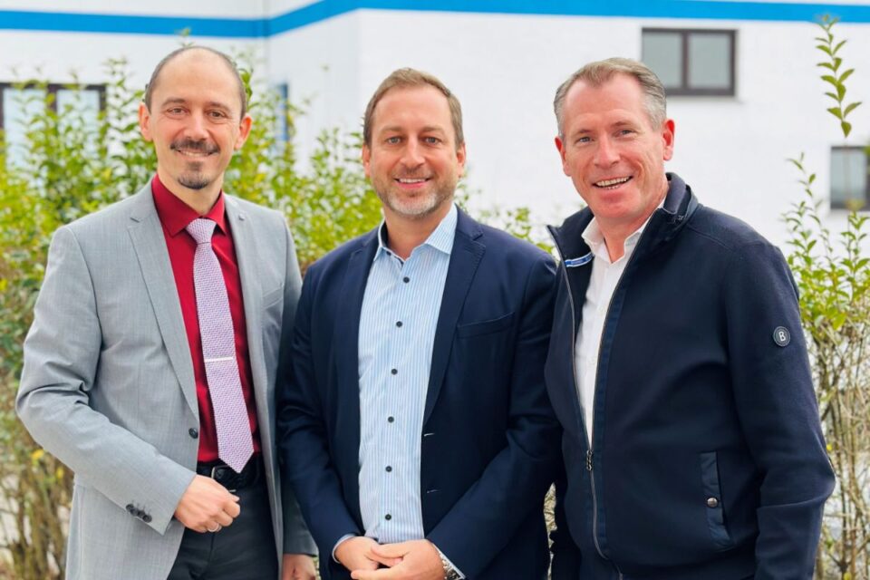 Oliver Naumann, Carsten Lohmüller und Jochen Grossmann vor dem Verlagsgebäude in Gelnhausen