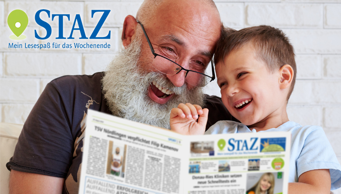Opa und Enkel lesen zusammen Zeitung